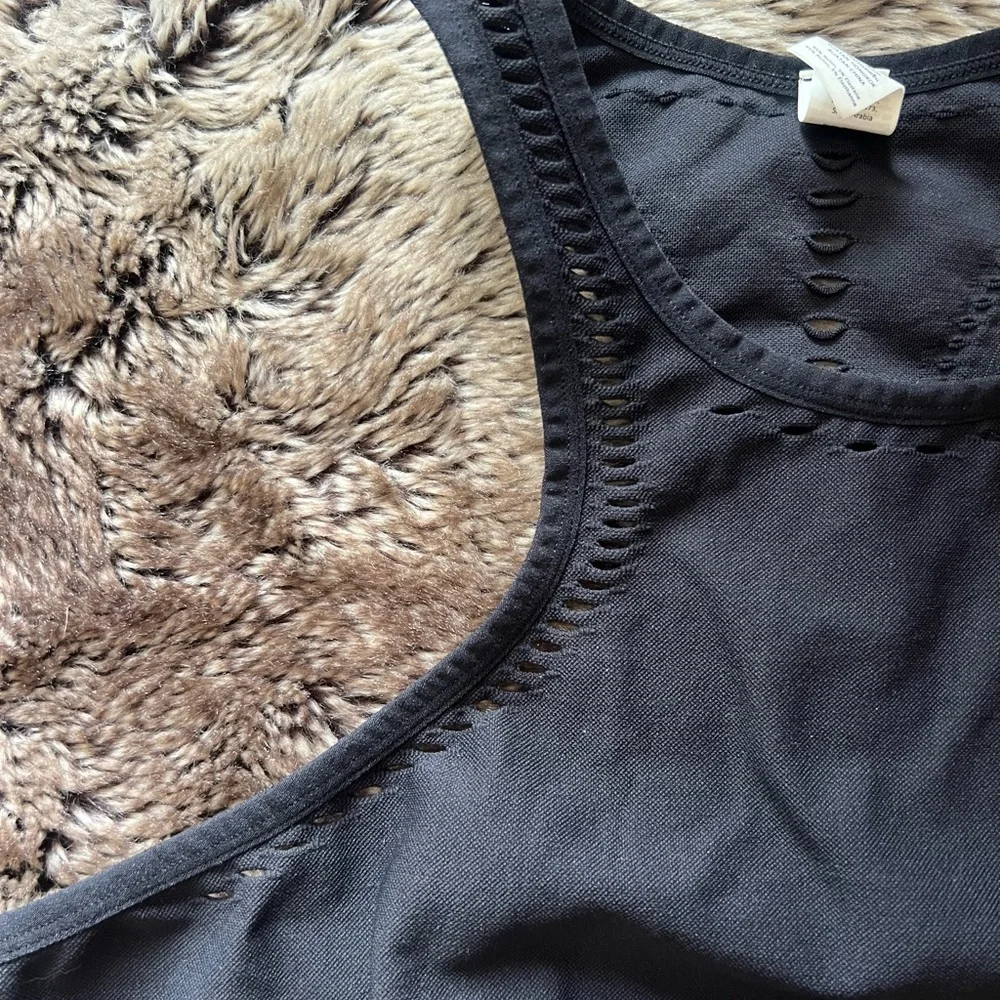 Alo Black Racerback Tank Top size large Alo yoga Pilates walk hike spinning - Picture 3 of 11